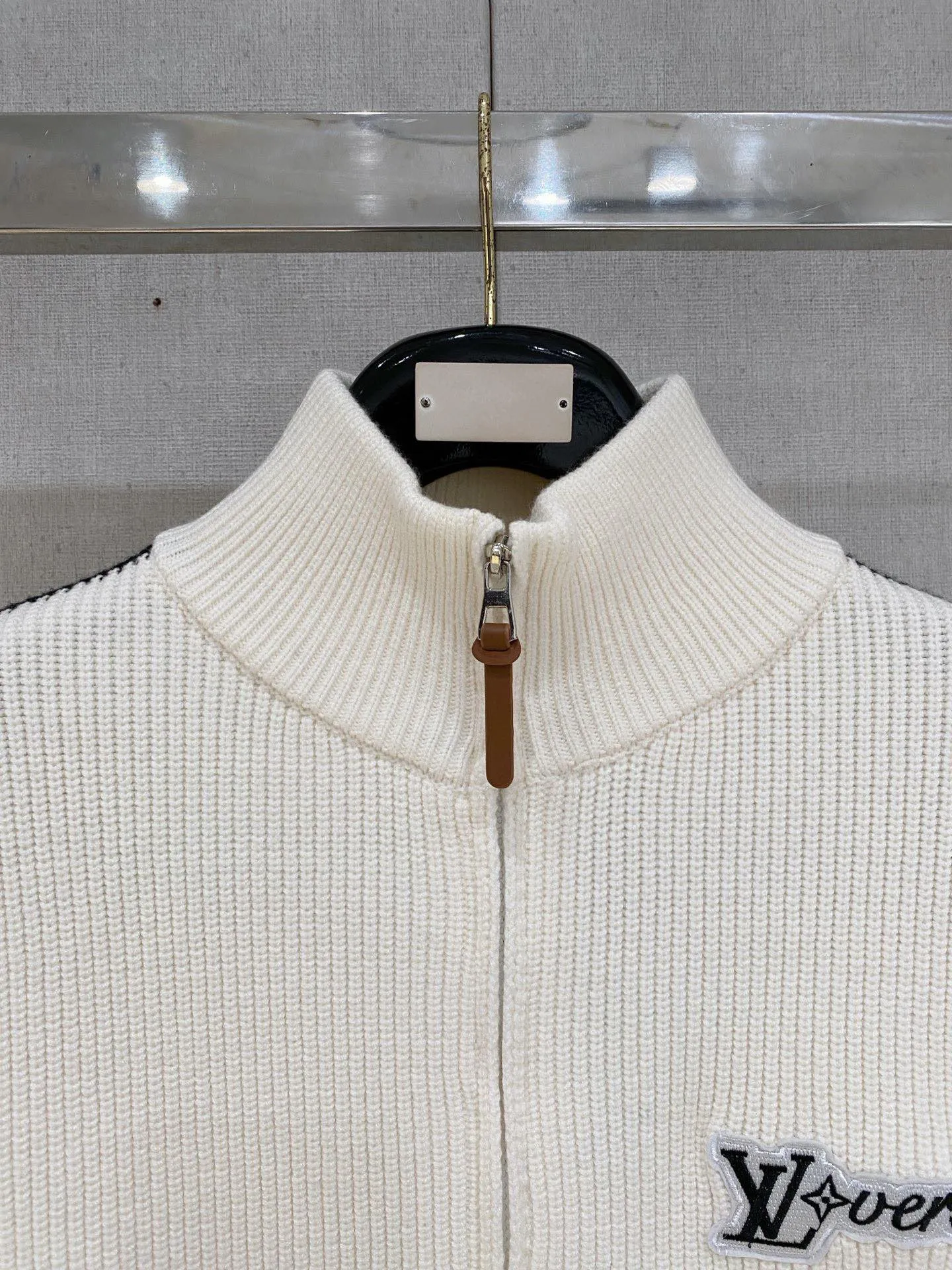 🅿️540 【LV Louis Vuitton】Autumn and winter classic cardigan sweater, in full condition! ! ! Wool blended fabric, the latest model in 2025, golden ratio! ! Slim-fitting soft gold, versatile and practical item, the combination and practicality are extremely powerful, simple and elegant, and classy! To create your own style, it is highly recommended to buy it in two colors. The standard slim fit tailoring process is suitable for both young and old men. It is knitted from wool and will not cause any discomfort! While keeping warm, it is stylish, textured and wearable, and the classic logo with contrasting colors on the chest feels in place! ! Recommended for regular customers! ! Size M-3XL (maximum wear: 190 pounds)